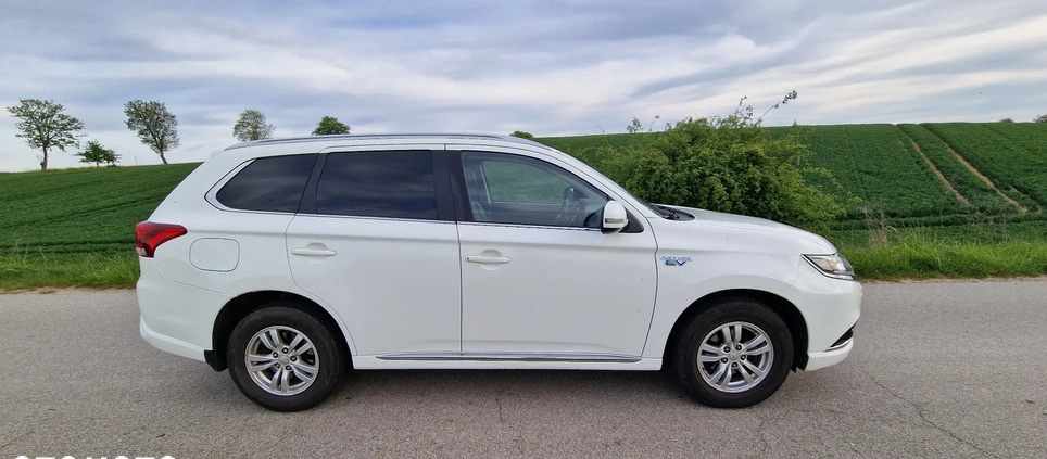 Mitsubishi Outlander cena 63500 przebieg: 305784, rok produkcji 2016 z Wrocław małe 121